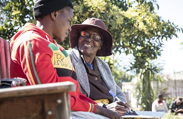 نسخۀ صوتی: چطور مادربزرگ‌ها توانستند جلوی افسردگی را در زیمبابوه بگیرند؟